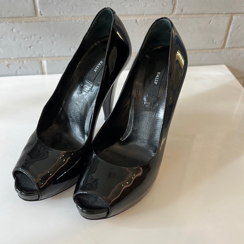 Bally Black Patent Leather Pumps sz 35